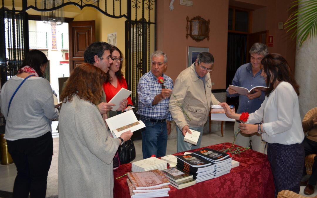 El Ateneo regala libros y claveles con motivo del Día del Libro