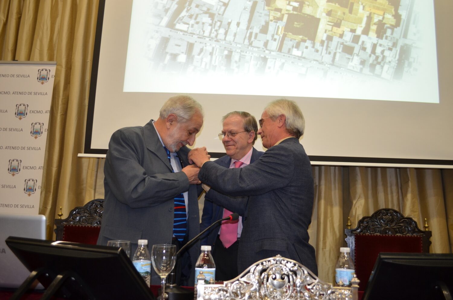 José Mª Cabeza impone el escudo del Ateneo al ponente, en presencia del Presidente, Alberto Máximo Pérez Calero