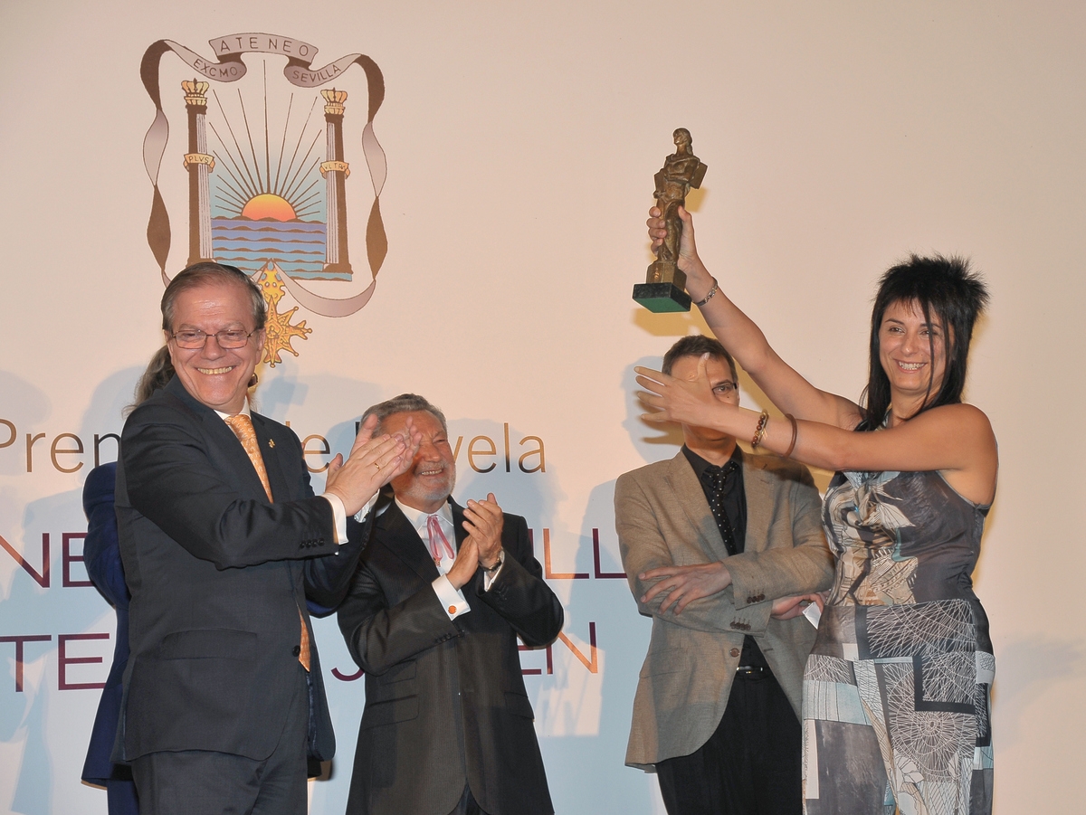 La ganadora del Premio Joven de 2014, Mado Martínez, recibe el galardón de manos del Presidente del Ateneo, Alberto Máximo Pérez Calero