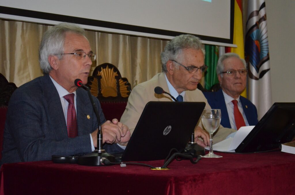 De izquierda a derecha, José María Cabeza Méndez, Ramón Queiro Filgueira y Manuel Ríos Pérez, miembros de la Junta Directiva del Ateneo