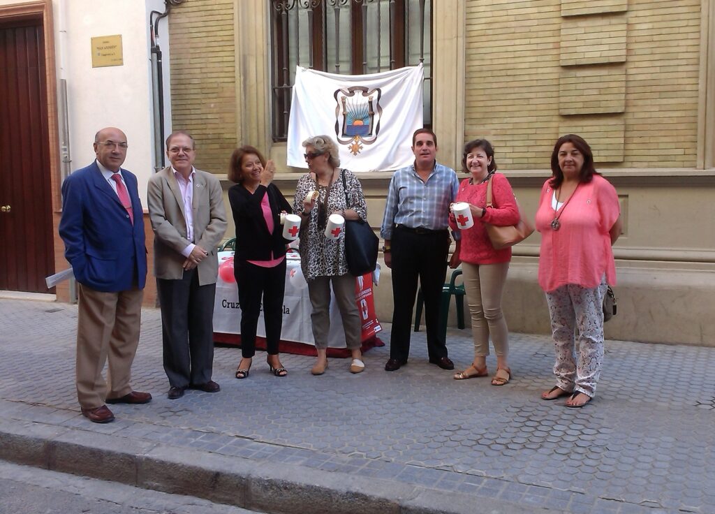 El Dr. Alberto Máximo Pérez Calero, junto a varios ateneístas y a las responsables de la mesa Juani García Rubio, Concha Amarillas, Ana Montaña y Esperanza Rodríguez Casado