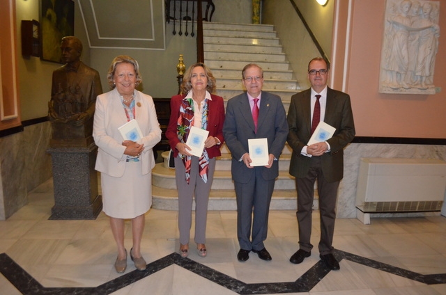 De izquierda a derecha, Enriqueta Vila Vilar, Carmen R. Pérez Rivero, Alberto Máximo Pérez Calero y José Vallecillo López