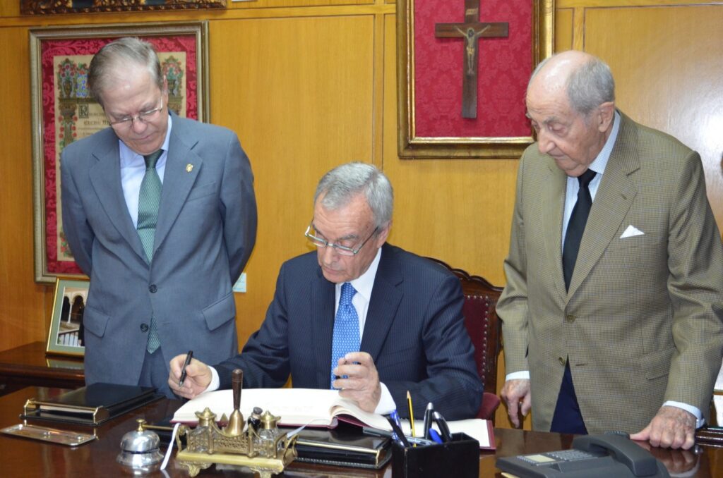 D. Manuel Díaz-Rubio firmó en el Libro de Honor del Ateneo antes de su conferencia. En la imagen, junto al Presidente del Ateneo, D. Alberto Máximo Pérez Calero y D. José María Montaña Ramonet