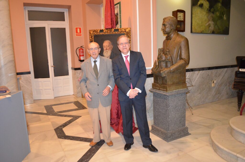 El Presidente del Ateneo, D. Alberto Máximo Pérez Calero, junto al ex Presidente D. Enrique Barrero González, durante la inauguración junto al retrato de Francisco Rodríguez Marín por Gonzalo Bilbao y al busto de José María Izquierdo