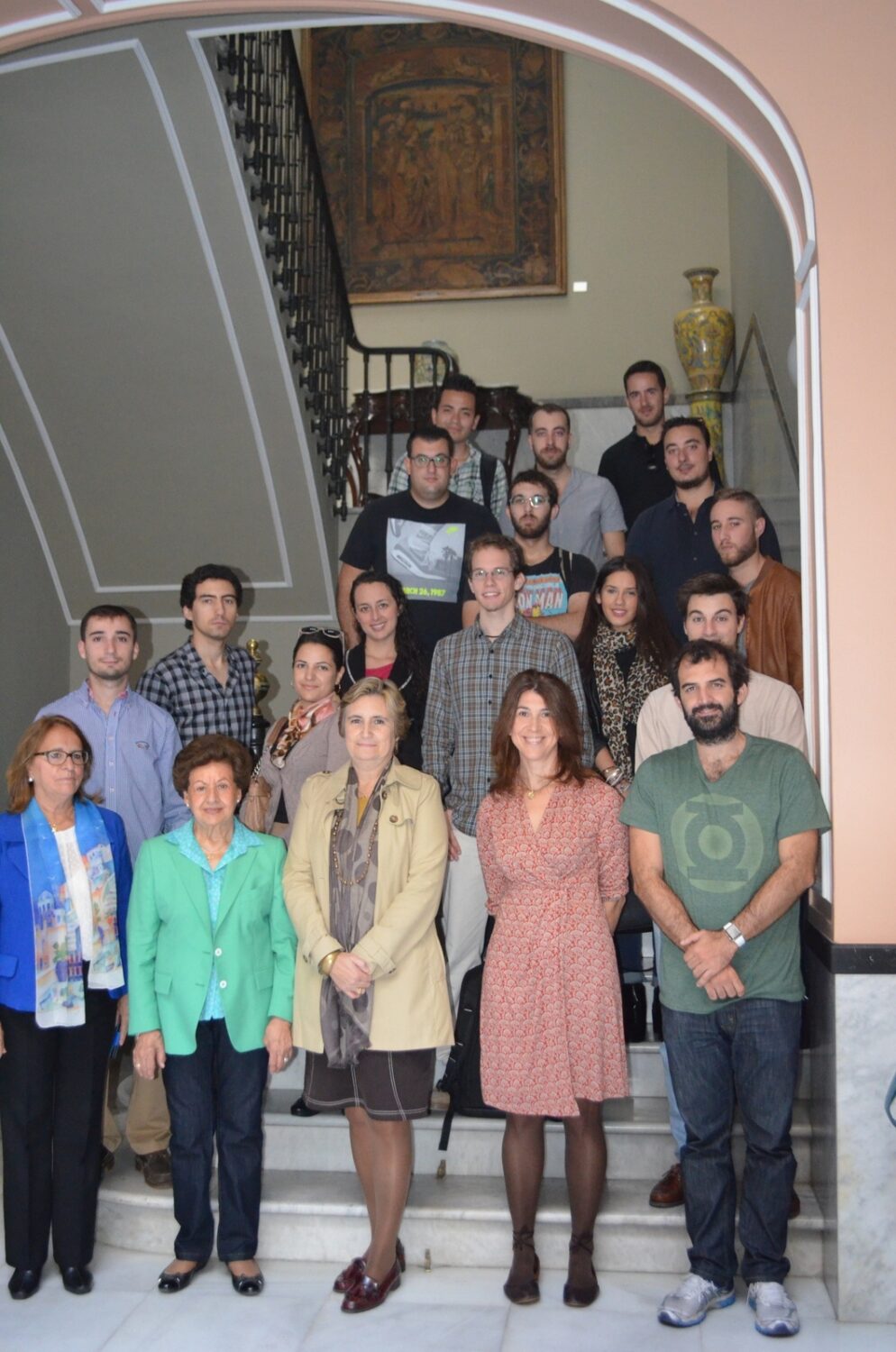 Las Profesoras Rocío Sánchez Lissen y Rocio Román Collado junto a sus alumnos de Máster y a las Directivas Mª del Carmen Perales y Paqui Cabrera