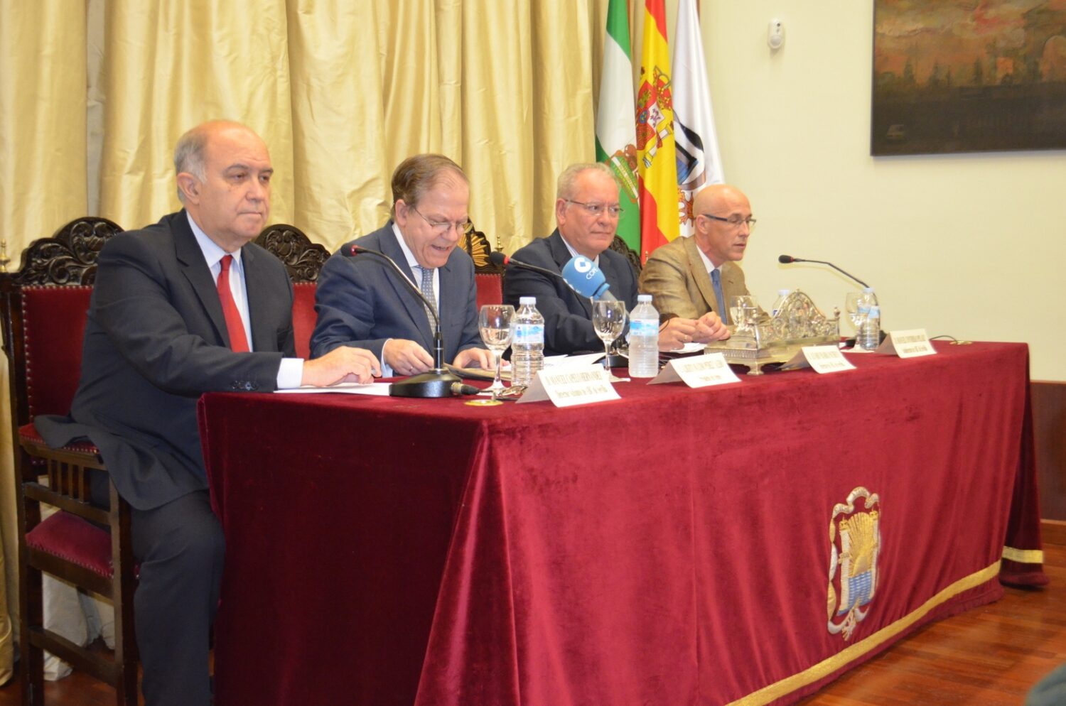 D. Álvaro Ybarra Pacheco, junto al Presidente del Ateneo, D. Alberto Máximo Pérez Calero, D. Manuel Capelo y D. Manuel Contreras
