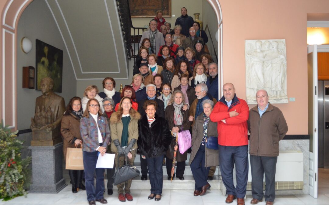 Un grupo del taller ‘Conocer Sevilla’, del Distrito San Pablo-Santa Justa, junto a la monitora Asunción Guzmán, visita el Ateneo de Sevilla