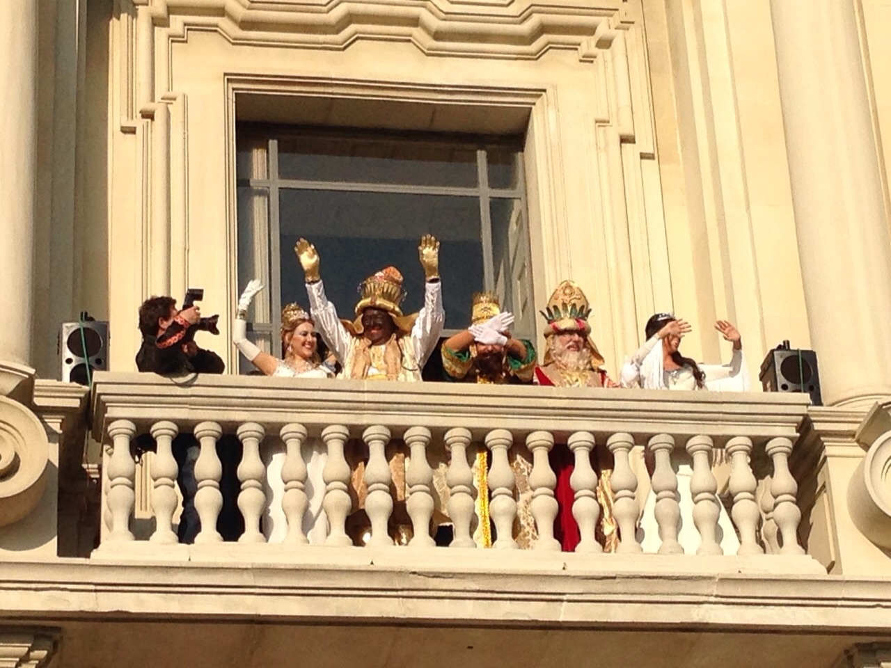 Imagen de la coronación de los Reyes Magos de 2015 en la 'Puerta de Ciencias' del Rectorado