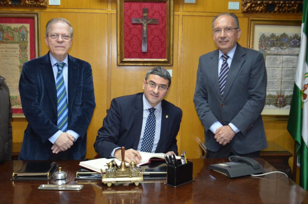 El conferenciante firmando en el Libro de Honor del Ateneo de Sevilla antes de su conferencia