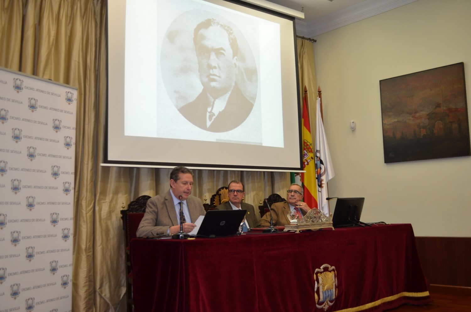 D. Miguel Cruz, D. José Vallecillo y D. Rogelio Reyes durante la apertura del ciclo literario