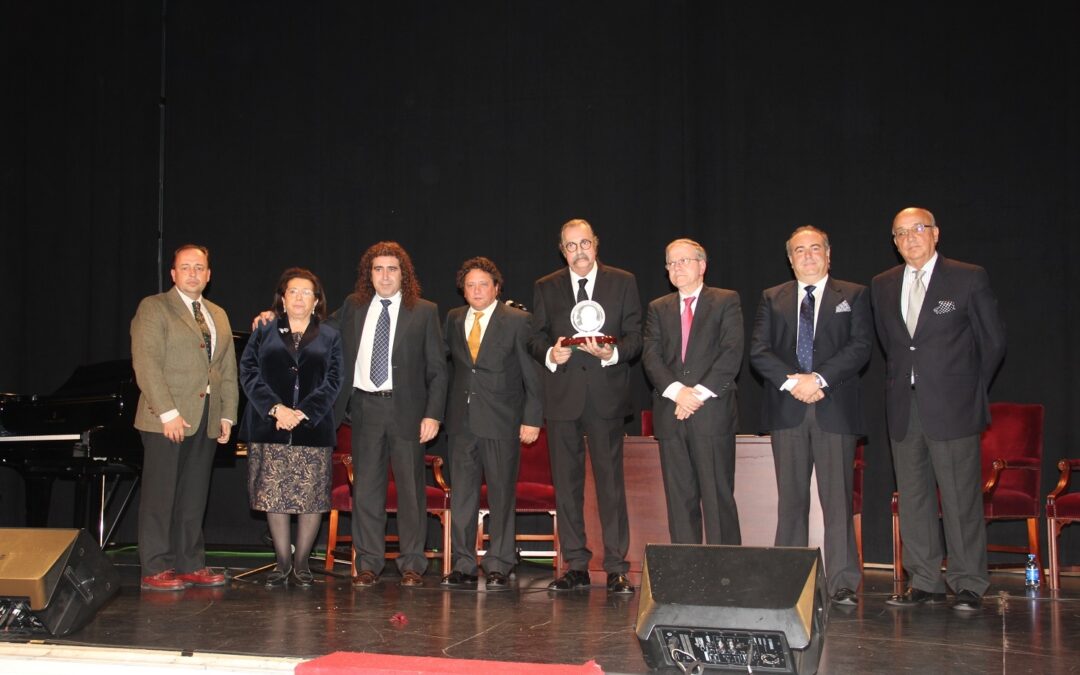 IV memorial de la Asociación de Amigos de Pepe Peregil para Pascual González y Cantores de Hispalis, de manos del Presidente del Ateneo y del Director de la Cabalgata