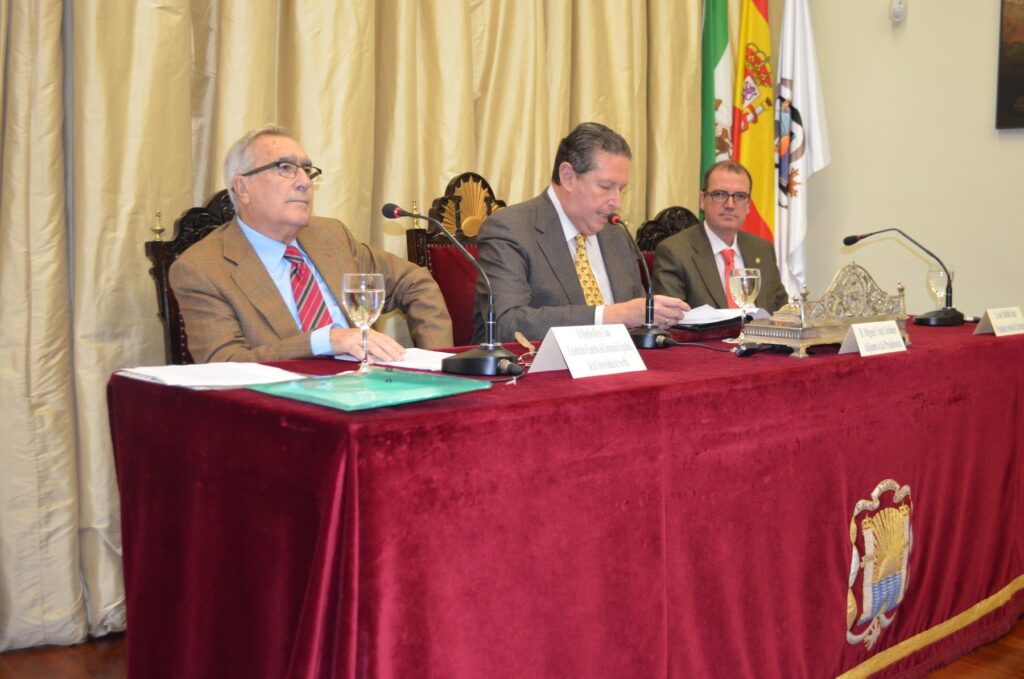 Rogelio Reyes, Miguel Cruz Giráldez y José Vallecillo López en la segunda sesión del ciclo