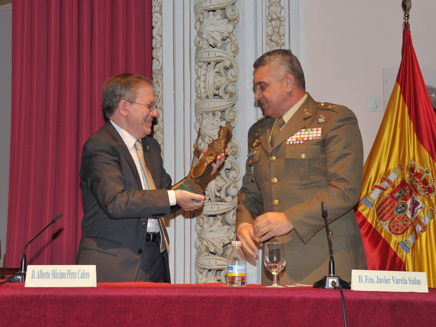 El Teniente General Jefe de la Fuerza Terrestre, D. Francisco Javier Varela Salas, recibió el galardón del Ateneo de manos de D. Alberto Máximo Pérez Calero, Presidente de la institución