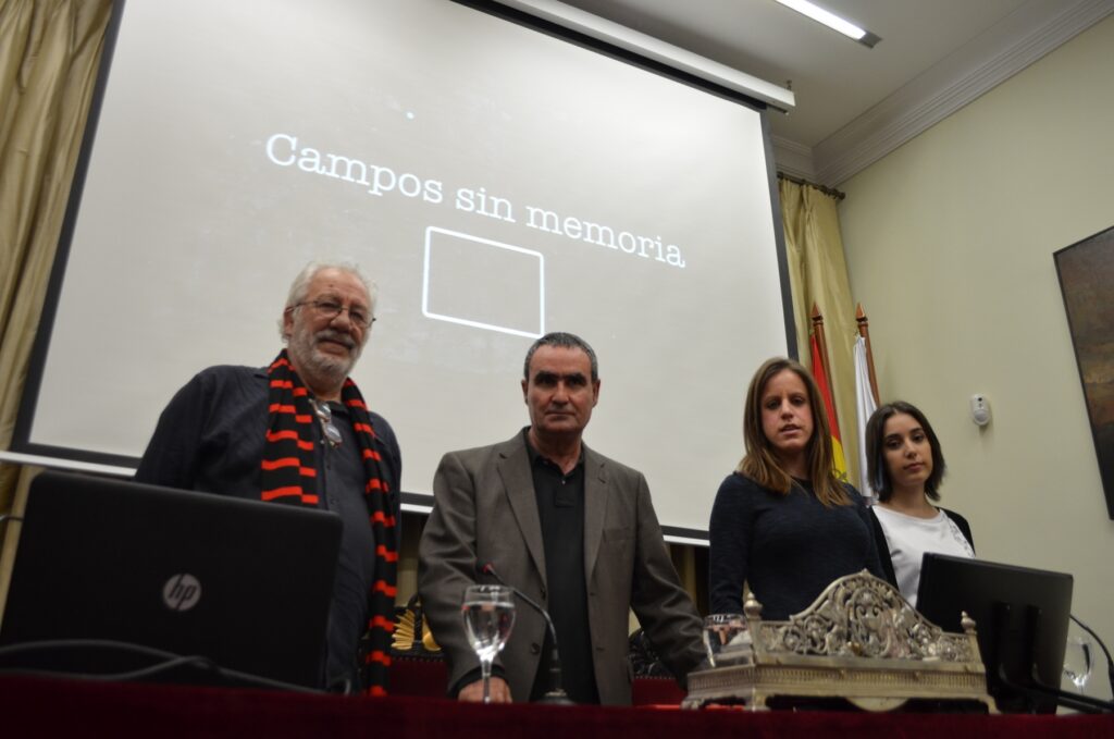Cecilio Gordillo, coordinador del Grupo Recuperando la Historia Social de Andalucía de CGT (colaborador del documental), Antonio Avendaño, periodista y director de Andaluces Diario (colaborador del documental), María Serrano, periodista especializada en M