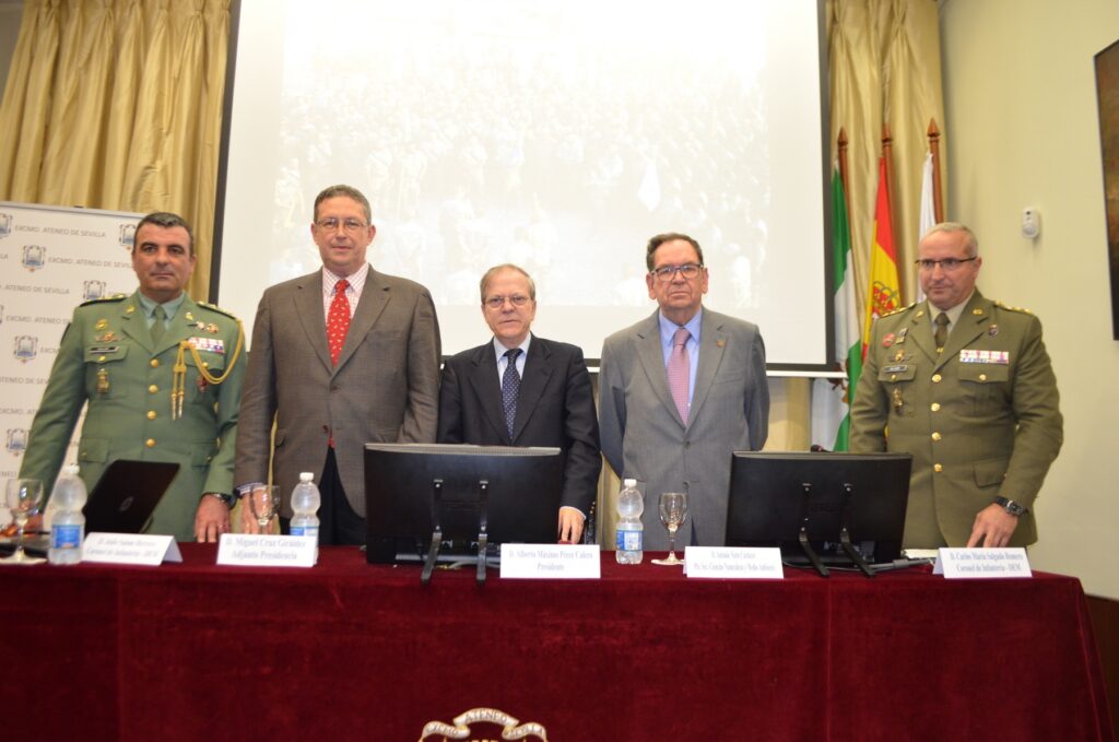 El conferenciante, D. Julio Salom Herrera, Coronel de Infantería; el Adjunto a Presidencia del Ateneo, D. Miguel Cruz Giráldez; el Presidente del Ateneo, D. Alberto Máximo Pérez Calero, el Directivo del Ateneo y organizador del acto, D. Antonio Nieto Carn