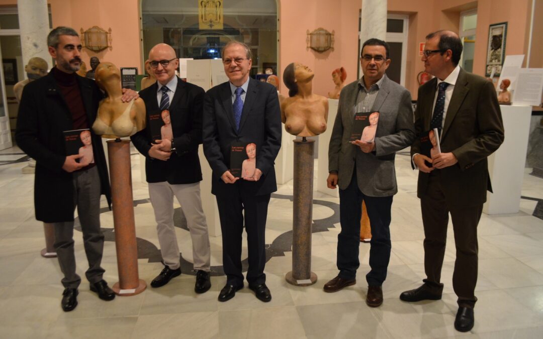 El Patio Central del Ateneo se llena de esculturas con «Las curvas de Venus». El libro del mismo título fue presentado por el escritor y periodista Francisco Robles