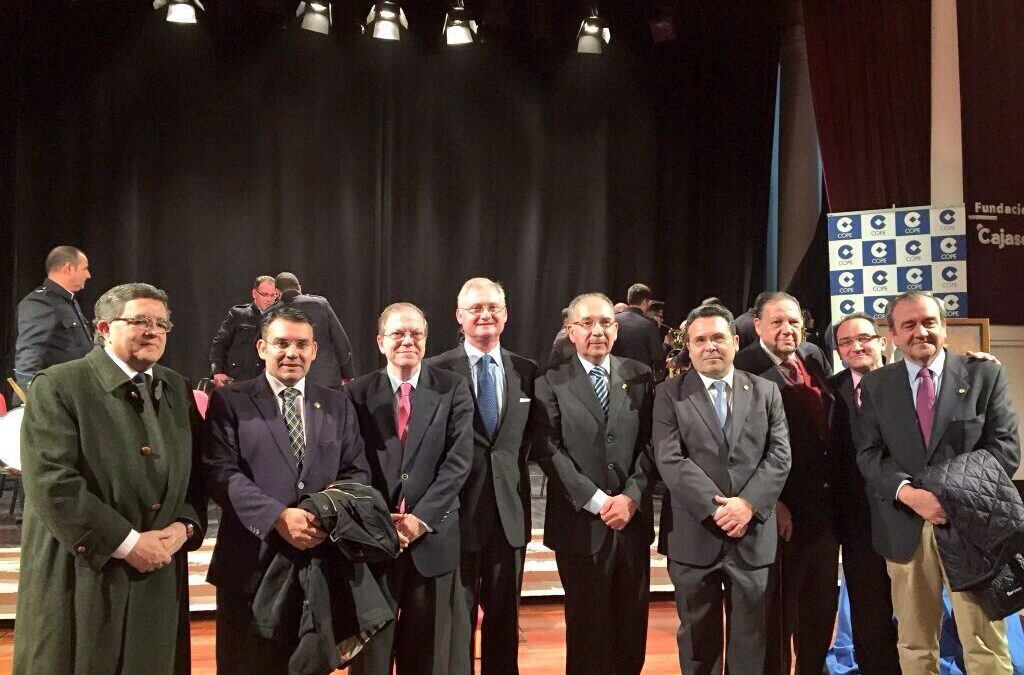 El Arzobispo de Sevilla hizo entrega de la Saeta de Oro de Cadena COPE al Directivo del Ateneo D. José Pérez Bernal