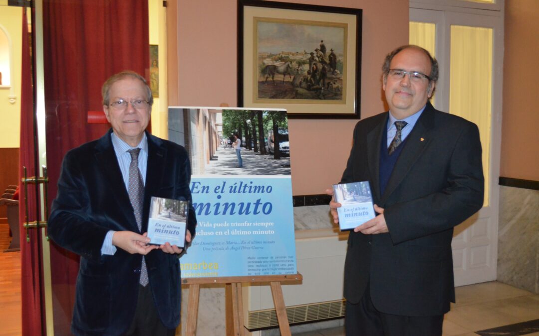 El salón de actos del Ateneo acogió la presentación de la película ‘En el último minuto’, del periodista Ángel Pérez Guerra