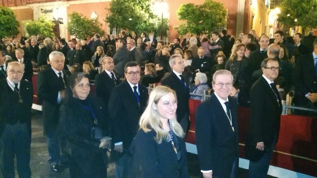 En primera línea de imagen, el Dr. D. Alberto Máximo Pérez Calero, Presidente del Ateneo, entre Atenea Melgarejo y José Vallecillo, durante la estación de penitencia