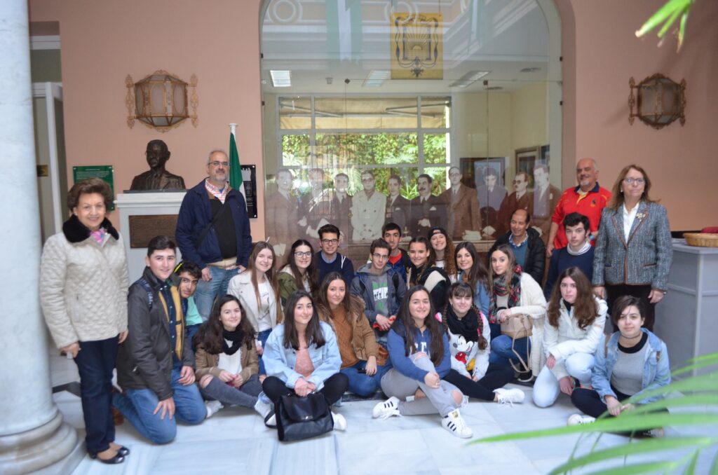 El grupo de alumnos del IES 'Aníbal González' de El Pedroso junto a las Directivas Paqui Cabrera y Mª Carmen Perales y a los Profesores José Manuel Ramos, Juan Díaz y José Luis González