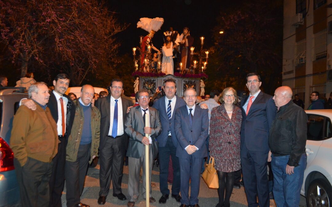 El Ateneo, junto al Ayuntamiento, ha acompañado a la Agrupación Bendición y Esperanza, del Polígono Sur, y ha donado las flores y las velas para la salida
