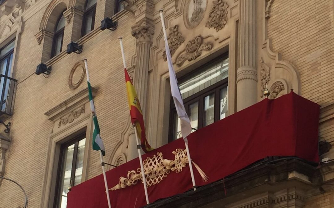 Las banderas ondean a media asta en el Ateneo en este Viernes Santo