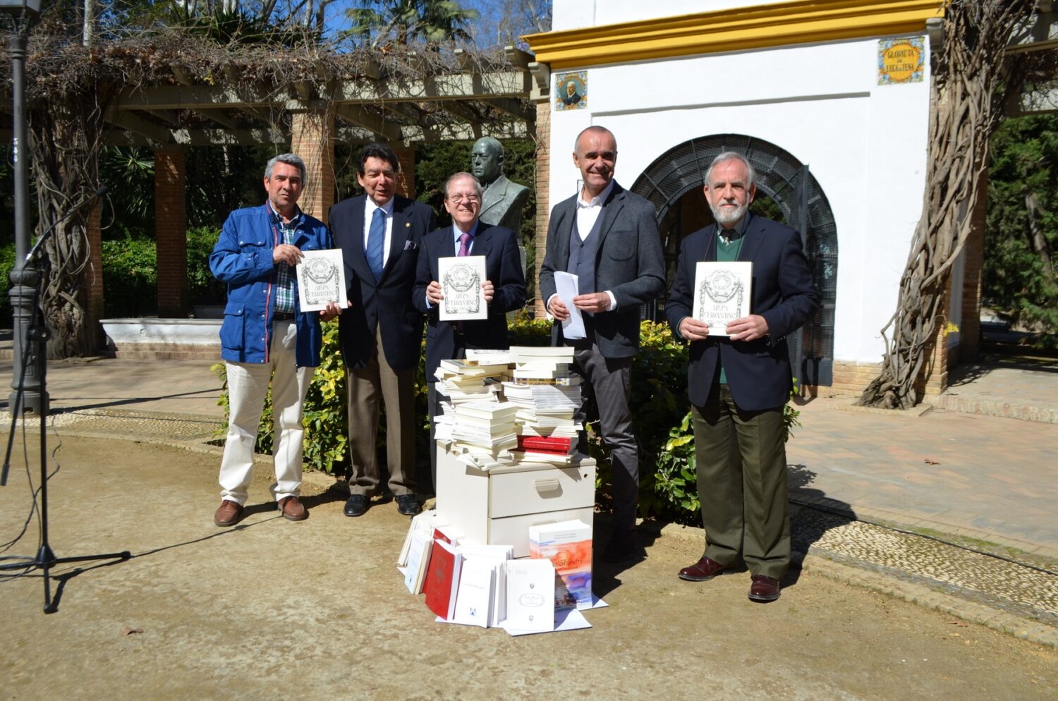La donación de libros al Parque tuvo lugar en la glorieta Luca de Teba
