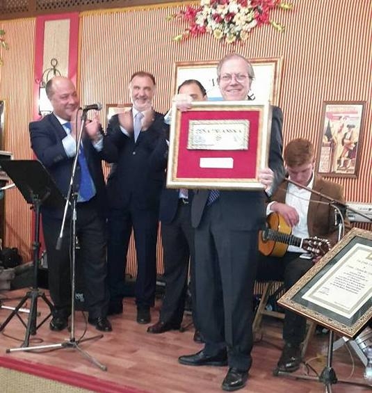 El Dr. Pérez Calero recogió la distinción el Lunes de Feria de Abril de 2016