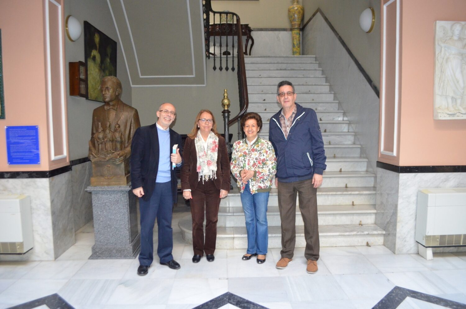 Los profesores Alberto Costa y Francisco Galdámez, junto a las Directivas del Ateneo Mª del Carmen Perales y Paqui Cabrera Leal