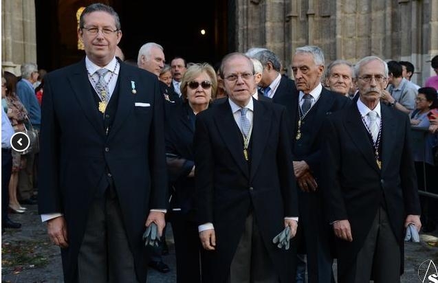 El Dr. Pérez Calero, Presidente del Ateneo, entre D. Miguel Cruz Giráldez y D. Carlos Gálvez Martínez. El Ateneo agradece a Arte Sacro la cesión de esta imagen