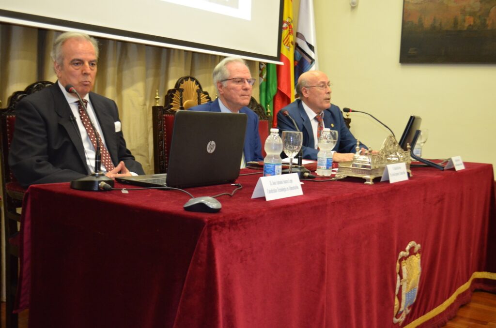 La conferencia se celebró en el Salón de Actos del Ateneo