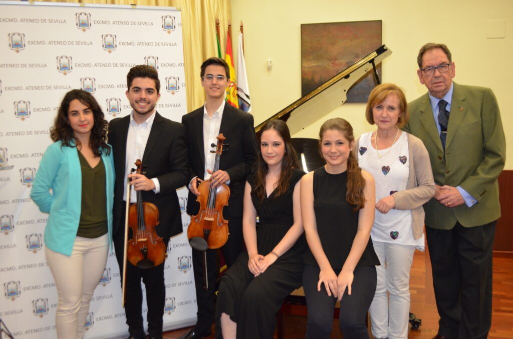 La profesora del conservatorio Cecilia Martínez García; los jóvenes músicos Santiago Delgado Pérez, Alberto García Pérez, Ana Isabel Martin Rodilla, y Elena Castilla Soto; la profesora del conservatorio Ana Coello Casado, y el Presidente de la Sección de