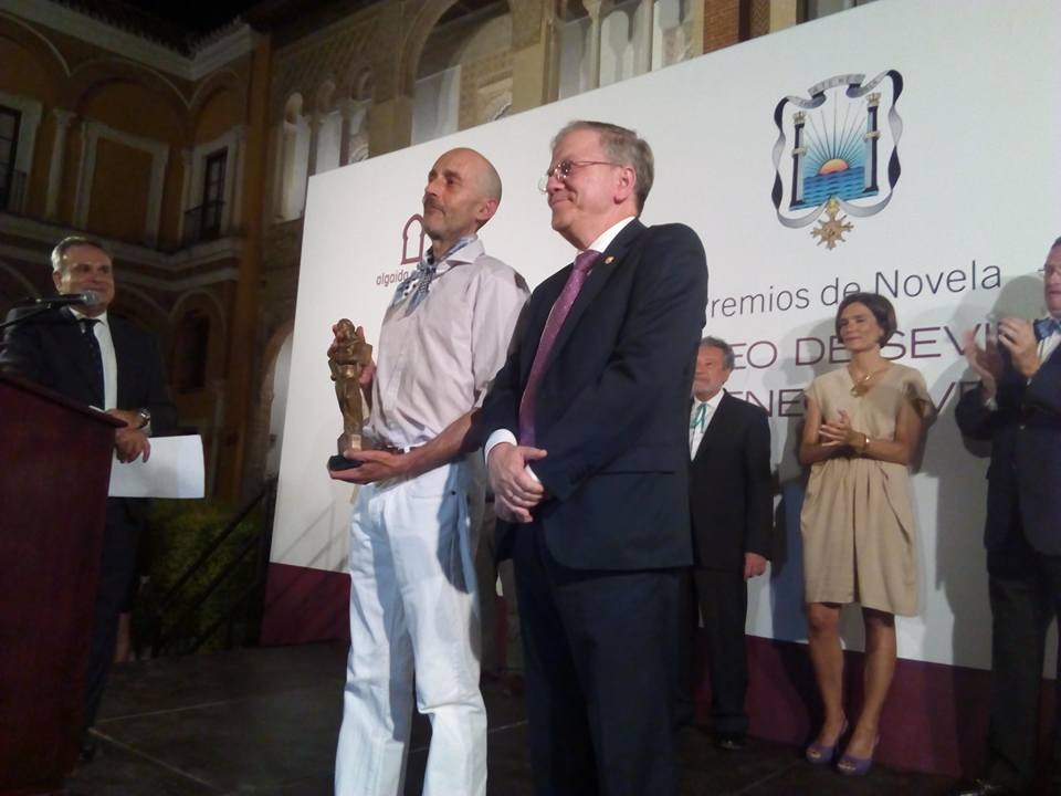 El ganador, Montero Glez, junto al Presidente del Ateneo, Alberto Máximo Pérez Calero, en el Patio de la Montería del Real Alcázar