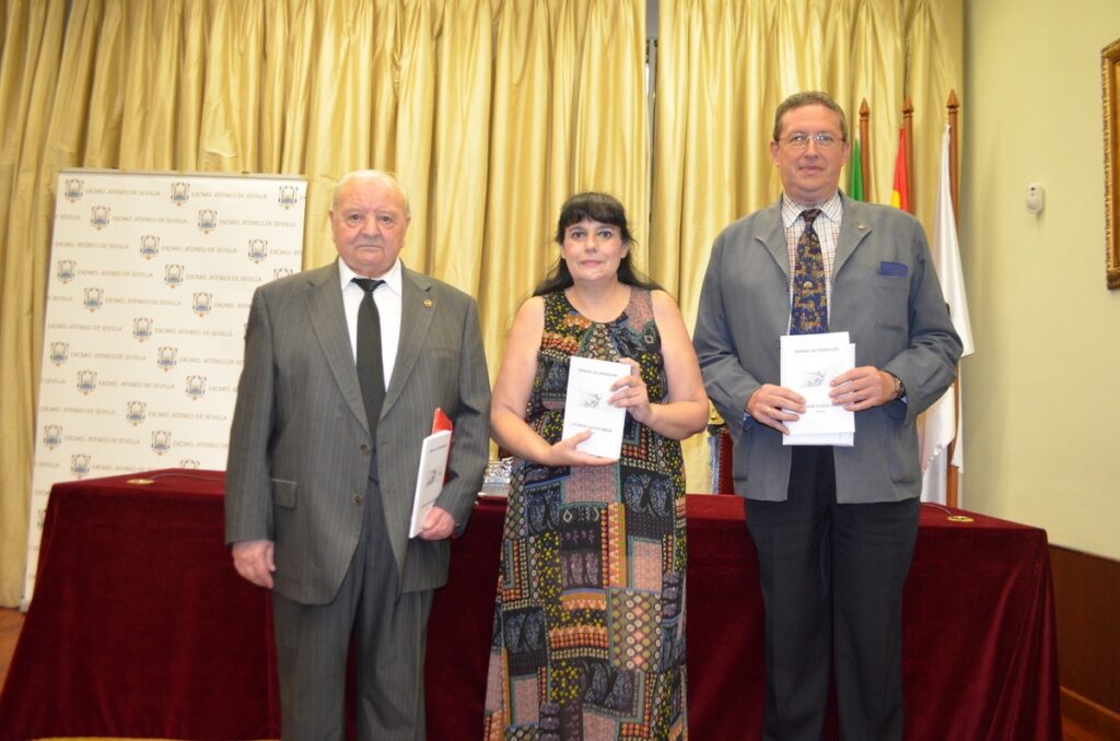 Manuel Gil, autor, junto a la editora Inmaculada Calderón, y al Adjunto a la Presidencia del Ateneo, Miguel Cruz Giráldez