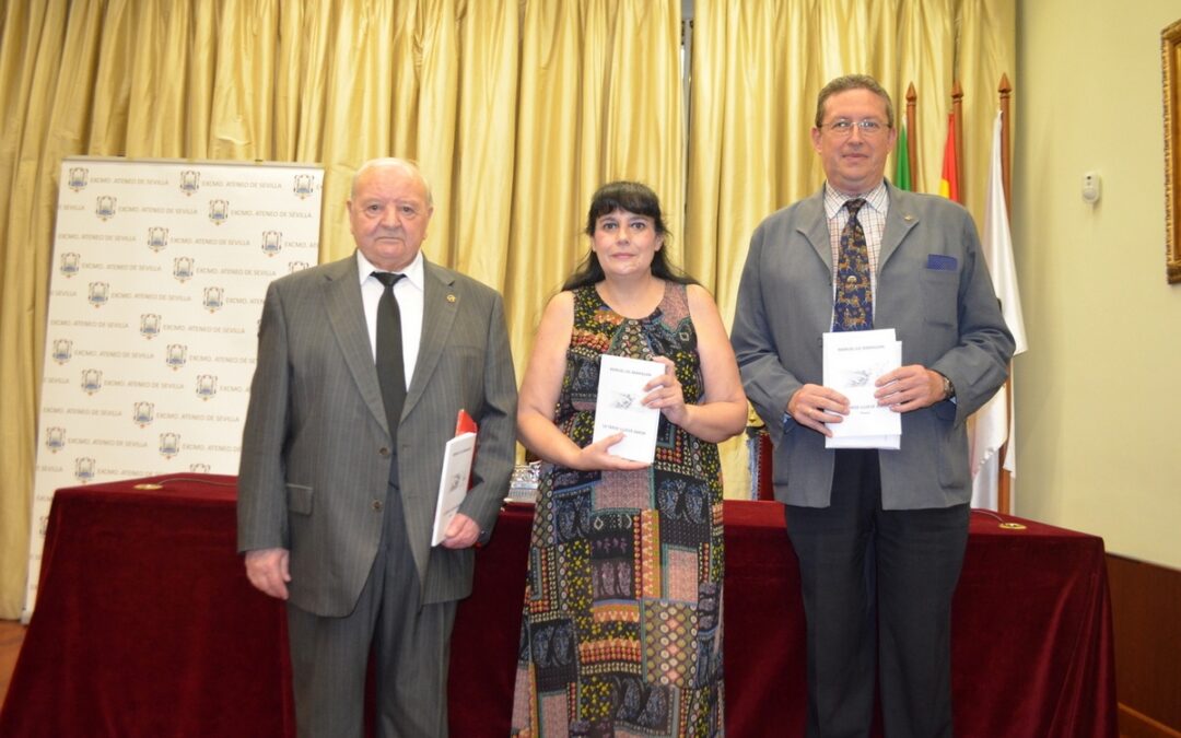 Presentado en el Ateneo el libro «La tarde llueve amor», de Manuel Gil Barragán, Presidente de la Asociación Literaria Alhoja.