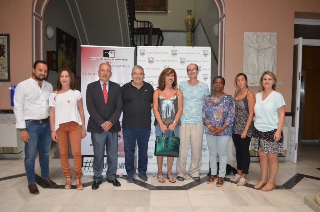 El Dr. Pérez Bernal junto a los intervinientes en el acto celebrado el jueves 22 en el Salón de Actos