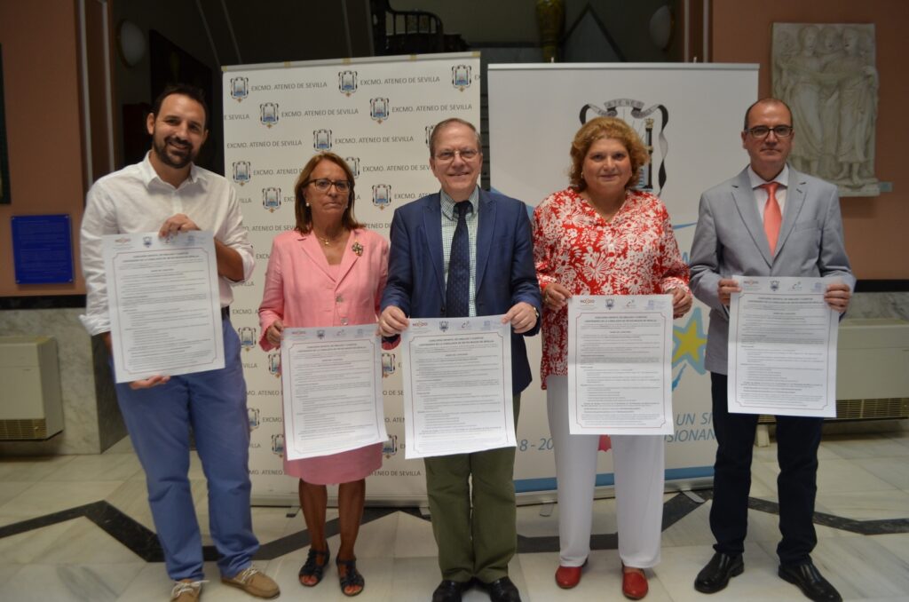 Juan Tomás de Aragón (Director Gral. de Participación Ciudadana y de Distritos del Ayuntamiento), Francisca Cabreral Leal (en representación del equipo de Acción Social del Ateneo), Alberto Máximo Pérez Calero (Presidente Ateneo), Mª del Rosario García Mo