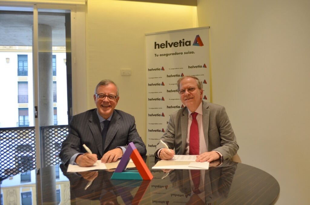 El Presidente del Ateneo de Sevilla, Alberto Máximo Pérez Calero, y el director de Marketing y Responsabilidad Corporativa de Helvetia Seguros, Francisco Javier García García