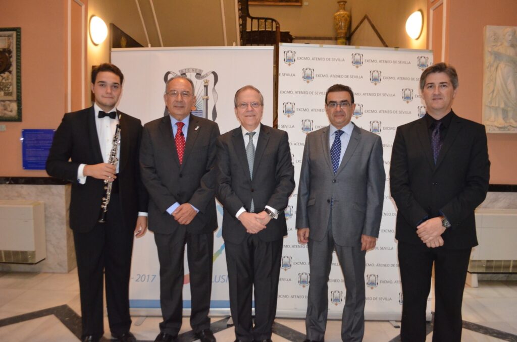Fco. Javier Gutiérrez quien ha amenizado la inauguración interpretando al oboe, la melodía de "La Misión" compuesta por Ennio Morricone; el conferenciante José Pérez Bernal; el presidente del Ateneo, Alberto Máximo Pérez Calero; el presentador del acto el