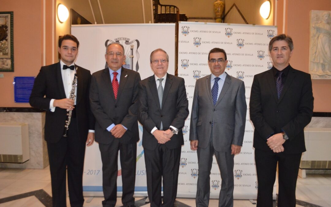 Celebrada la Sesión Inaugural del Curso 2016-2017 por el Dr. Pérez Bernal, con presentación del periodista Francisco Robles