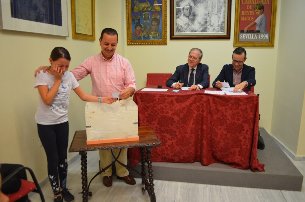 La niña Nerea Ortiz emocionada al enterarse de que su número ha salido y será una de las participantes de la próxima Cabalgata