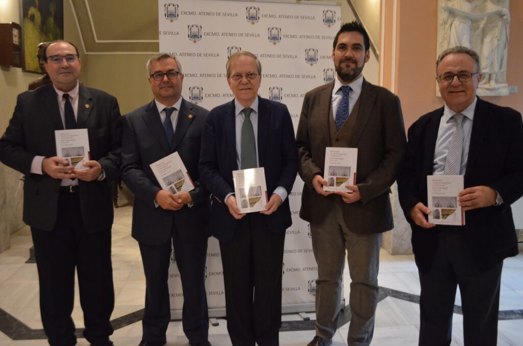 :Manuel García Fernández, Catedrático de Historia Medieval de la Universidad de SevillA; José Beltrán Fortes, Director de la Editorial de la Universidad de Sevilla; Alberto Máximo Pérez Calero, Presidente del Ateneo de Sevilla; Víctor Muñoz Gómez, Ganador