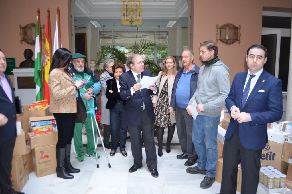 Imagen de la recogida de alimentos del año pasado. El Ateneo espera este año vuestros alimentos para nuestra Obra Social