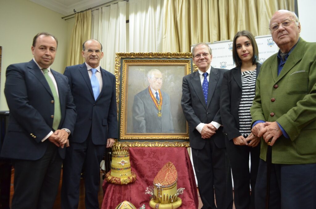 En el centro un cuadro con la imagen de Jesús García Díaz, y de iizquierda a derecha: Manuel Sáinz Méndez (Director de la Cabalgata), Francisco Vázquez Perea (Colaborador de la Cabalgata), Alberto Máximo Pérez Calero (Presidente del Ateneo), Laura Reyna G