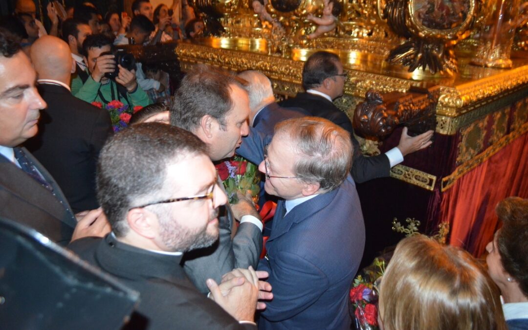 Emotiva ofrenda floral al Señor del Gran Poder a su paso por el Ateneo de Sevilla