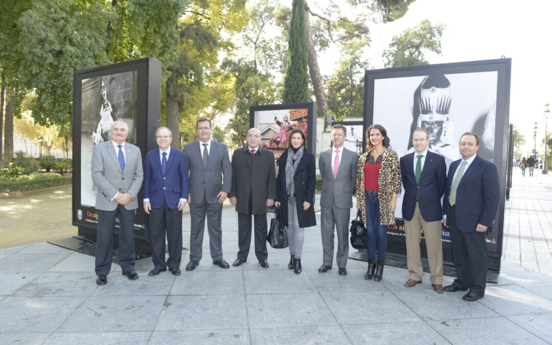 Exposición de Mupis titulada ‘UN SIGLO ILUSIONANDO 1918-2017’, patrocinada por Helvetia, ubicada a la salida de metro de Puerta Jerez