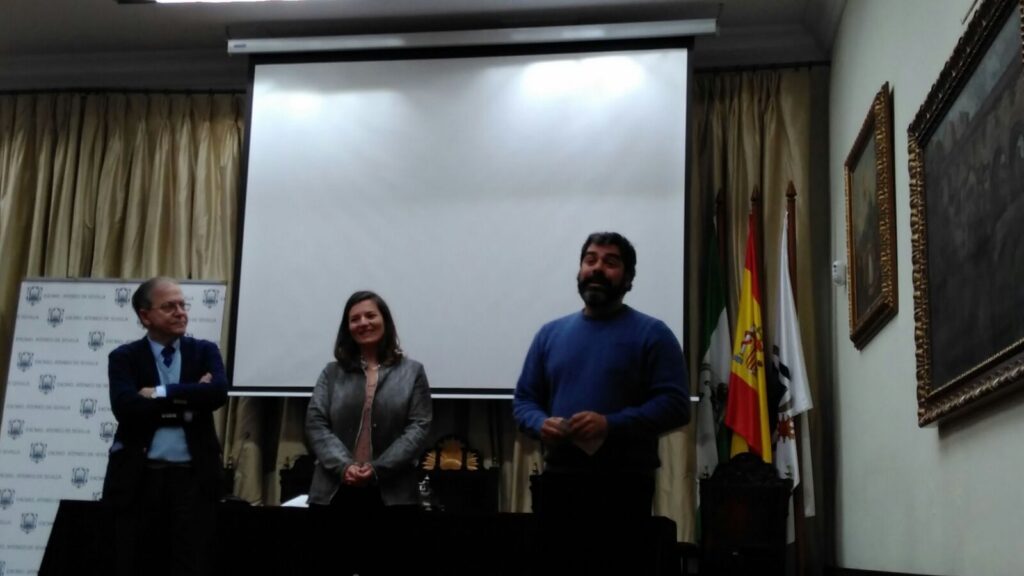El Presidente del Ateneo, Alberto Máximo Pérez Calero, junto a Lucía Muñoz García-Díaz y el moderador José María Pérez Morillo