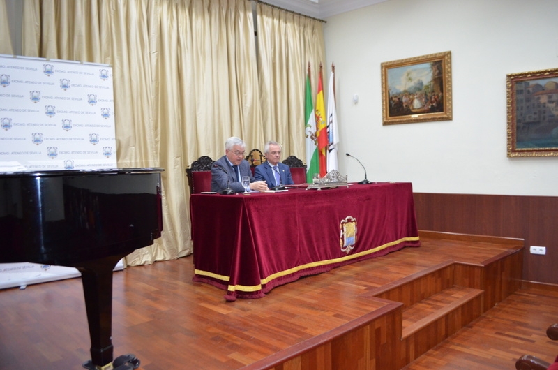 El Salón de Actos acogió la celebración de la conferencia