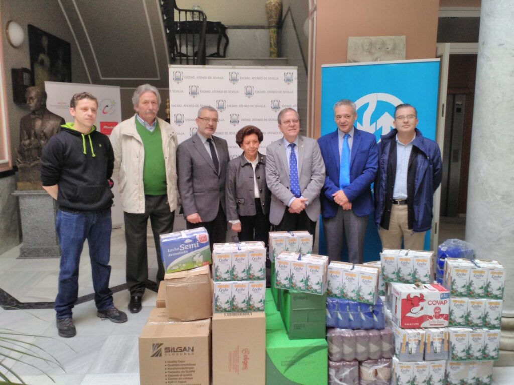 Miguel Ángel Ortiz (Voluntario Comedor del Pumarejo); Luis León (Servicios Generales Emasesa); José Antonio Román (Jefe de Servicios Generales Emasesa), María del Carmen Perales (Presidenta Acción Social Ateneo de Sevilla); Alberto Máximo Pérez Calero (Pr