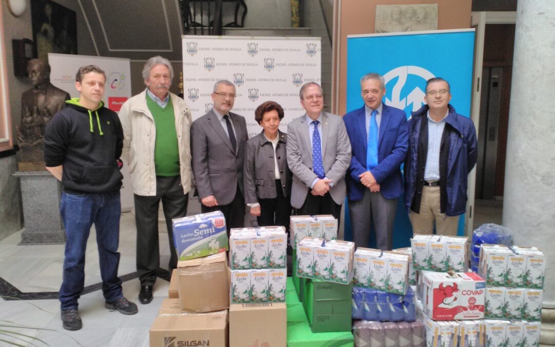 Emasesa entrega al Ateneo más de media tonelada de alimentos para su Obra Social, que irán destinados al comedor del Pumarejo